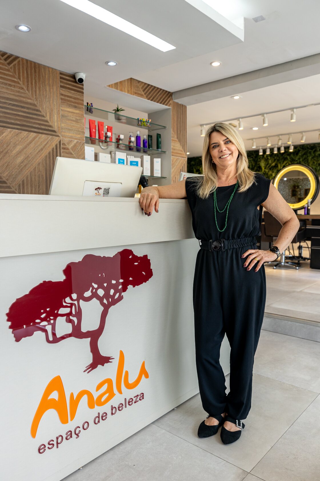 Recepção do Analu Espaço de Beleza com a marca na parede