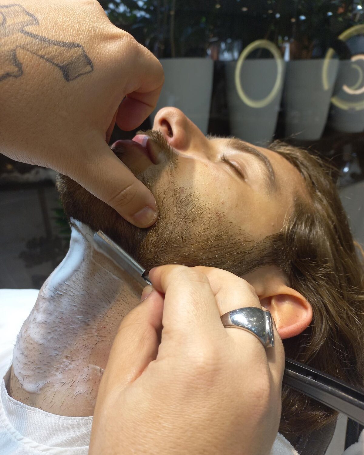 Barboterapia no Analu — barbeiro modelando a barba