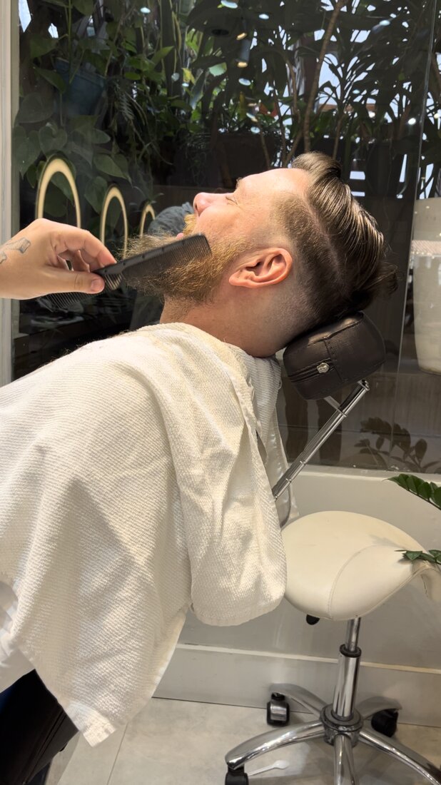 Pai relaxando durante os cuidados de barba no Analu